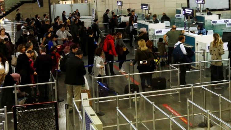 Мигрантите с поглед, вперен в Европа... И фалшив паспорт в джоба!