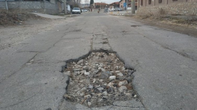 Нова година със старите дупки по пътя, но само за... селяните?