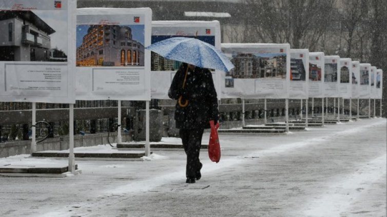 Времето днес: Продължава да вали, около 0&deg;С