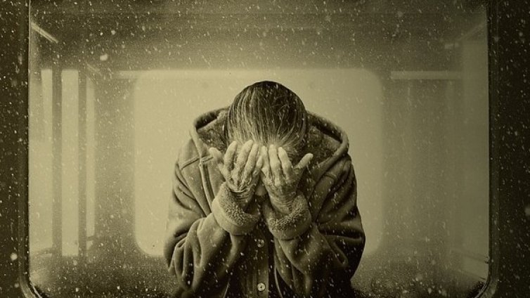 Скотски условия: Дъщеря държи майка си под ключ, храна &ndash; веднъж!