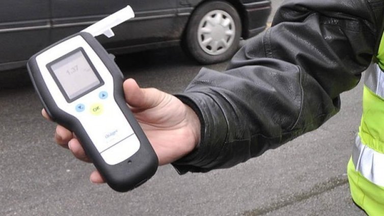 Хванаха лаборант за промяна на алкохолна проба на шофьори