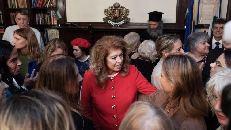 В кадър: Йотова се срещна с българската общност в Ню Йорк 