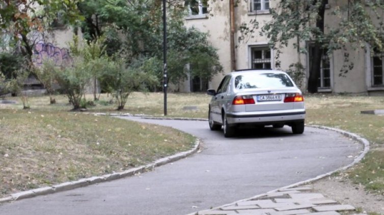Македонец с BG кола се заби в паркирали автомобили