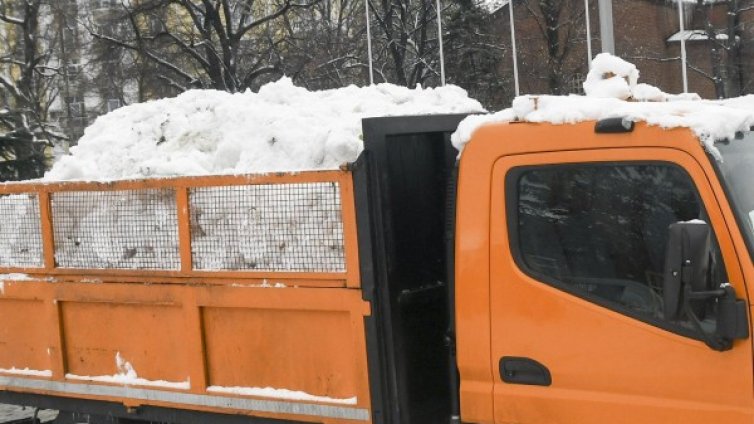 Ниски температури: 77 снегорина на работа в София!