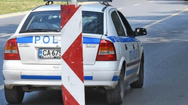 Ученичка чати с двама. Предизвика любовна драма