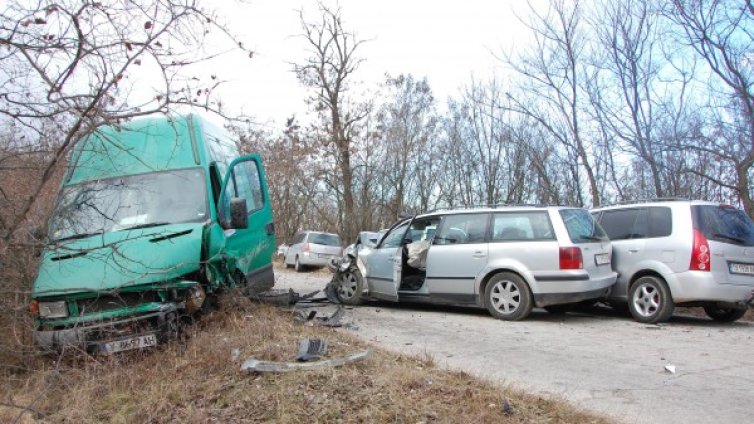 Четири коли във верижен ад на селски път в Хасковско