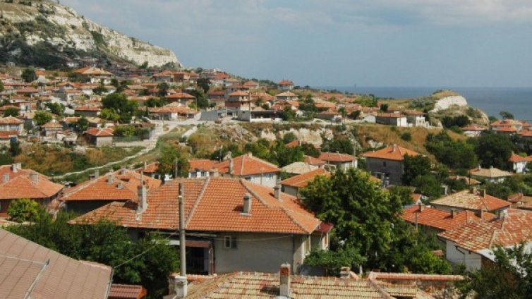 Млад мъж атакува дежурния в община Балчик с... камък!