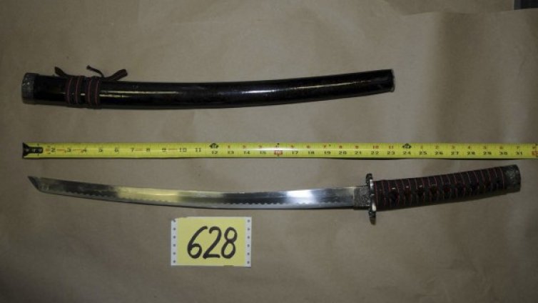 Бургаски самурай глобен с 1000 лв. &ndash; вее си меча в общежитие! 