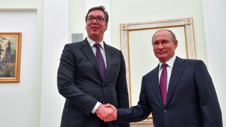 Путин в Белград, подаряват му кученце шарпланинец