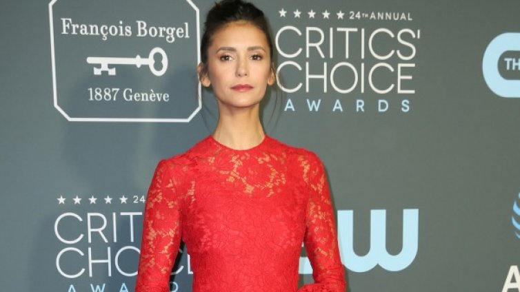 Daily Mail: Нина Добрев сбърка с тоалета!