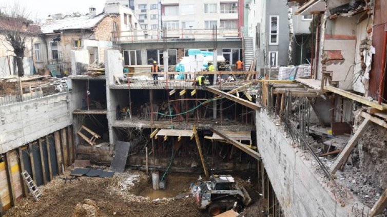 Строеж събори стена на къща, уреди &ndash; в изкопа 