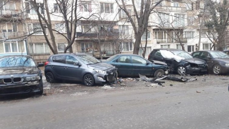 Екшън в ранна утрин: Мъж потроши 7 коли, гонили го да го ограбят