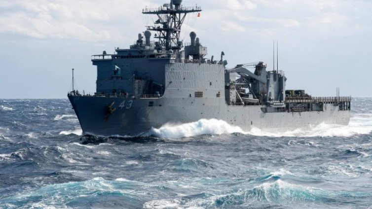 US боен кораб навлезе в Черно море, руски го следват