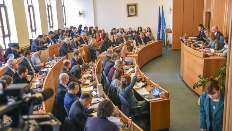 Общинските съветници с нови забрани... какво да работят!?