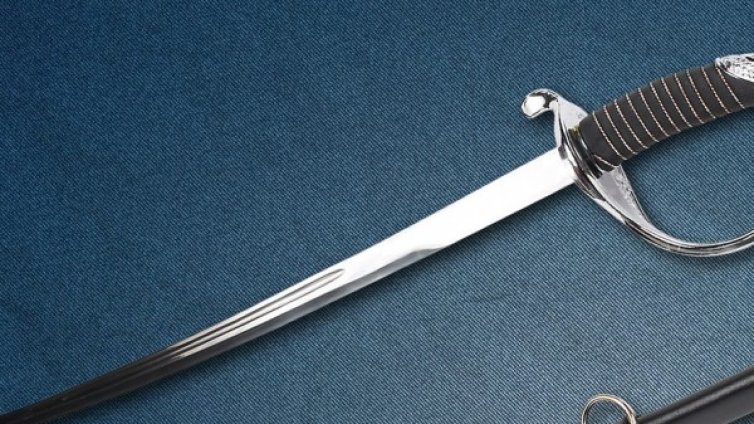 На амфети и със сабя... Мъж нападна полицаи в Сливен