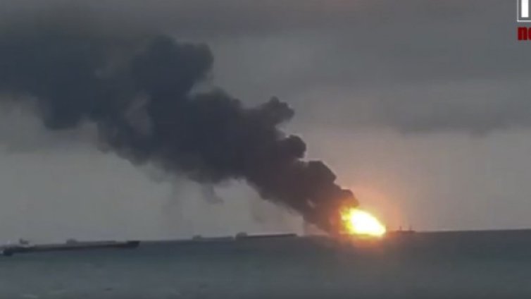 Най-малко 11 жертви взе пожар на два кораба в Черно море