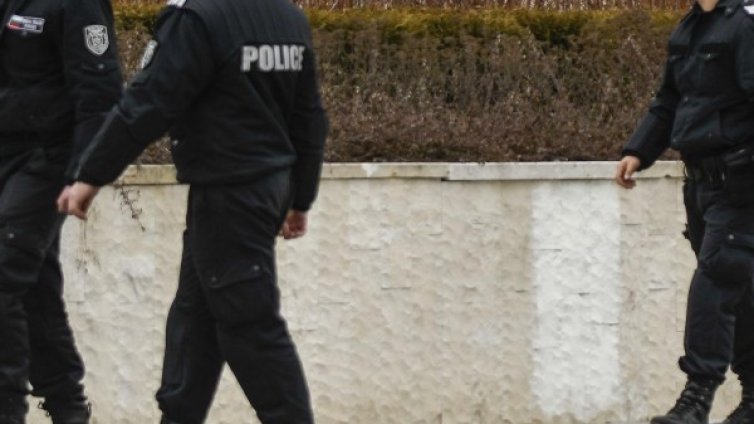 Истерична жена ритна полицай в Пловдив 