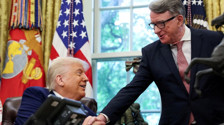 Заради отношенията му с Епстийн: Великобритания уволни посланика си в Щатите