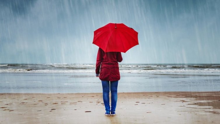 Днес облачно със слаби валежи, вятърът продължава