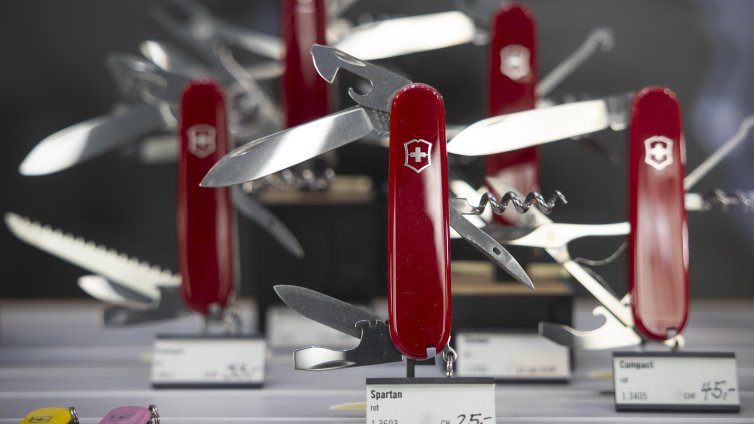 Швейцария увеличава разходите си за отбрана, не може да се защити сама