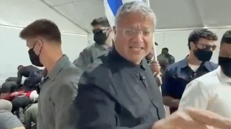 Унищожителни критики за Израел заради видео с коленичещи активисти