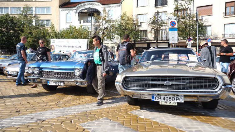 Парад на ретро коли дефилира в центъра на София