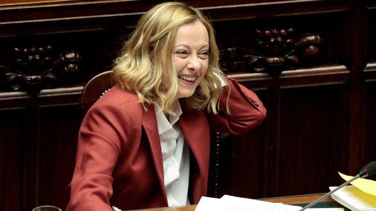 Депутатите на Мелони събират по 50 евро за да й купят легло за Коледа 