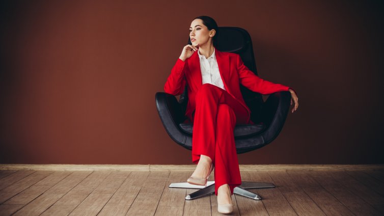 Най-елегантните визии за офиса в червено и синьо