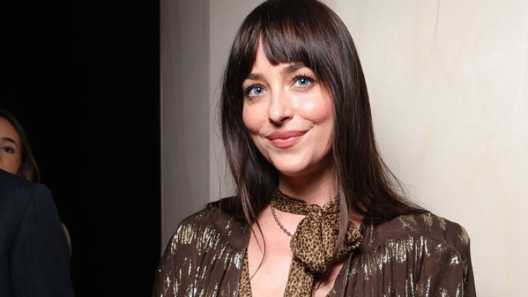 Дакота Джонсън се разголи в дебютната си кампания за Calvin Klein