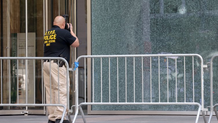 Американец почина в адски мъки след като жена му го заля с киселина