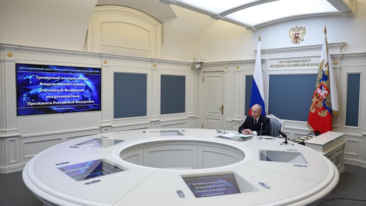 Ударът на Тръмп по руските петролни компании обърква сметките на Путин