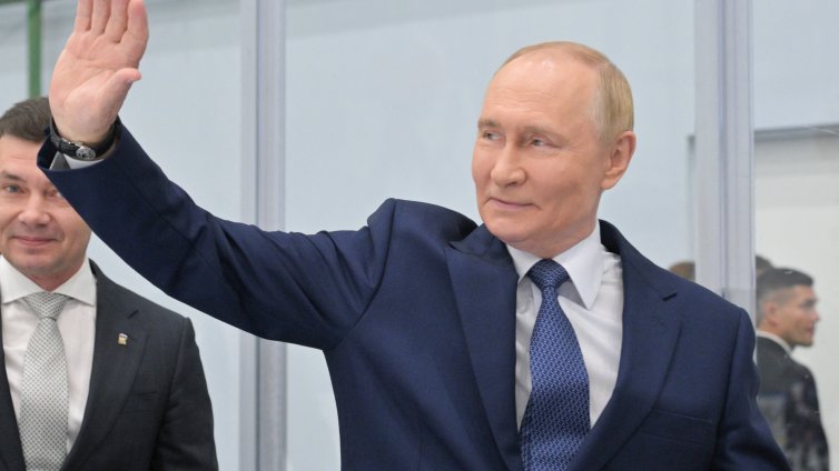 Докато Тръмп лети за Аляска, Путин се разхожда из Магадан ВИДЕО