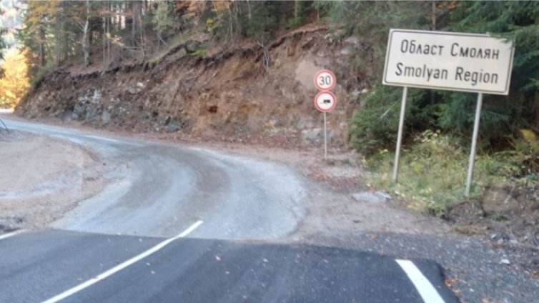 Свлачище блокира движението по пътя Смолян - Девин