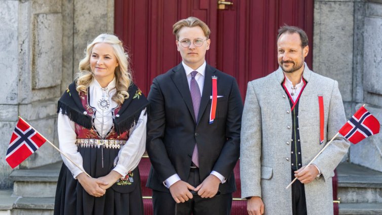След година на скандали: Норвежкото кралско семейство с коледна картичка