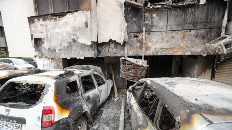 Хибриден автомобил или човек запали голям пожар в столичния кв. "Лозенец"? СНИМКИ