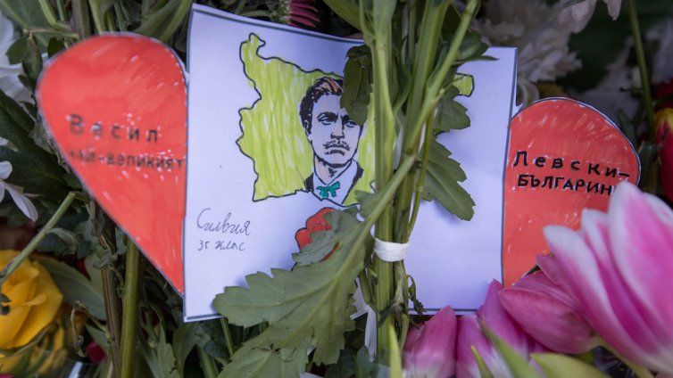 В кадър: Хиляди почетоха Апостола на свободата Васил Левски