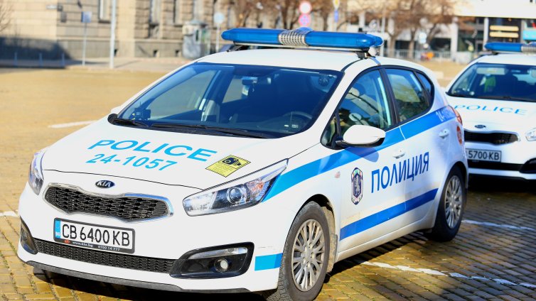 Разбиха стъкло на банков клон в София, повредени са два банкомата