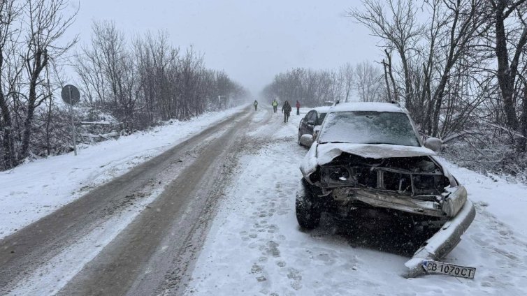Две деца са пострадали при челен сблъсък край Враца