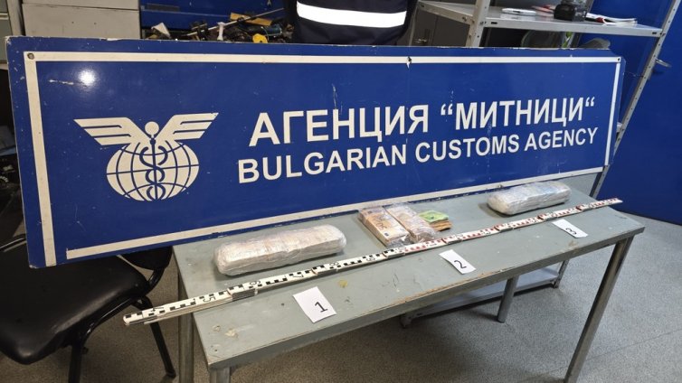 Арестуваха турски шофьор с недекларирани над 100 хил. евро
