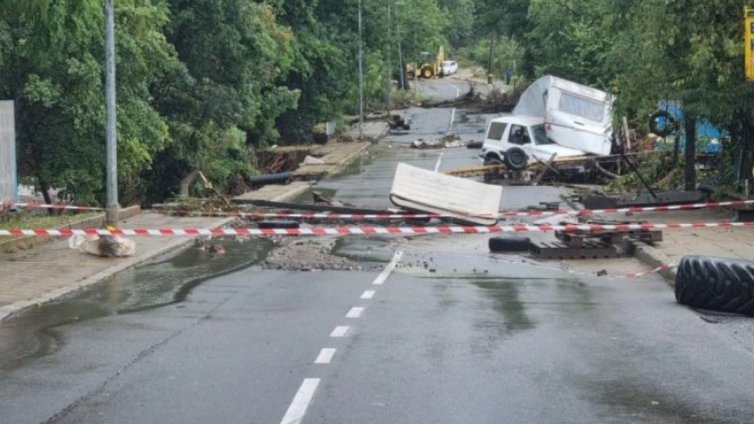 Чудовищен потоп заля Царево, обявено е бедствено положение