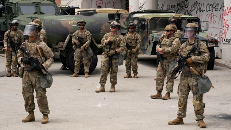 Защо мобилизирането на морските пехотинци бележи сериозна ескалация на Тръмп