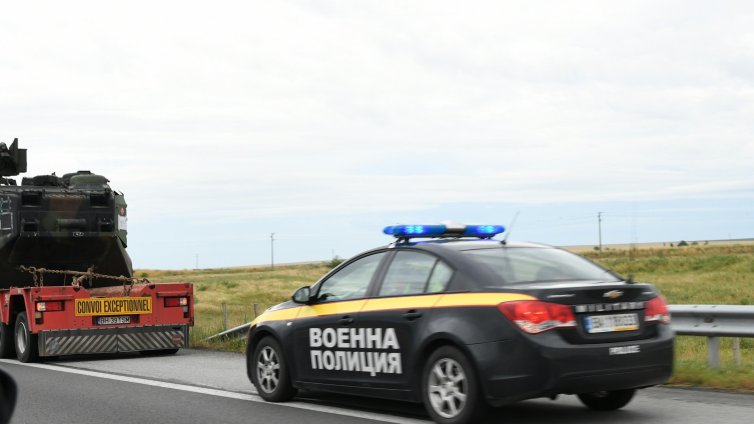 Военна техника на САЩ преминава през страната