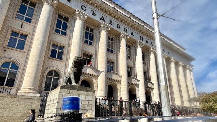 В кадър: Сигнал за бомба и в Съдебната палата