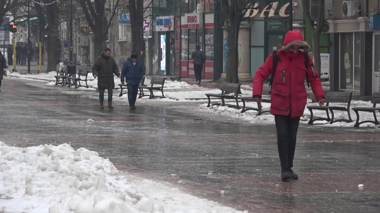 Русе скован от лед, десетки са със счупвания и травми ВИДЕО