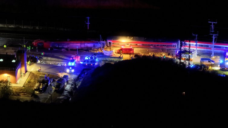 Над 20 са жертвите на ужасяваща жп катастрофа в Испания  СНИМКИ