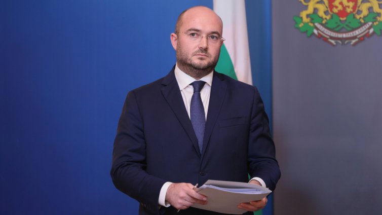 Министър Георгиев: Решението на САЩ позволява на Лукойл да продължи дейността си