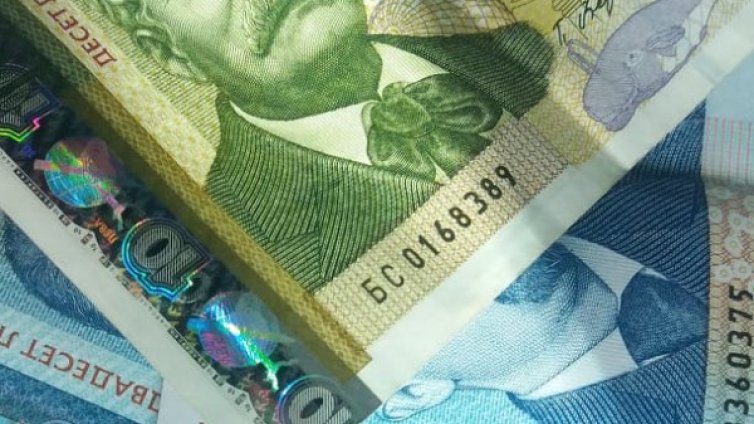 Баба от Сливен метна 4000 лв. през балкона 