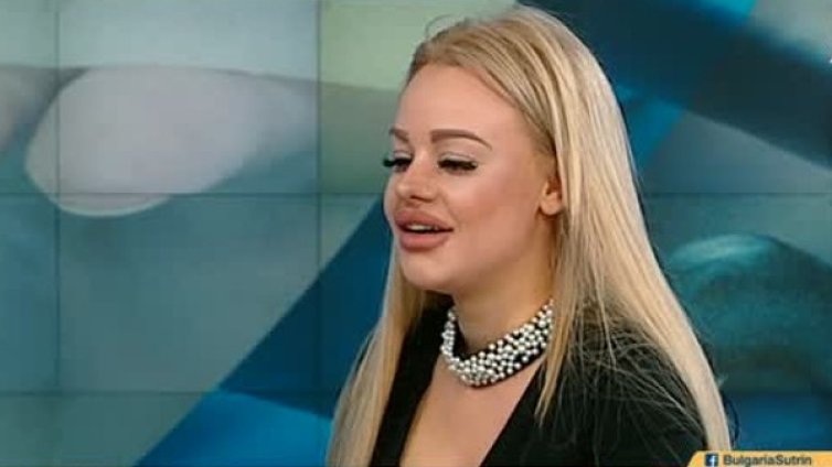 Гротеска или бизнес нюх: Гърди на кредит, този път от мама