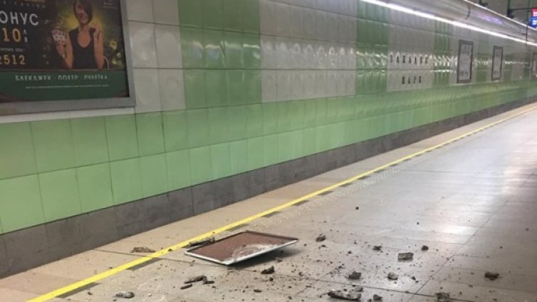 Камъните падат... в метростанция "Западен парк"