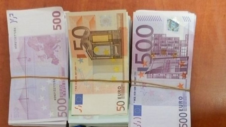 Митничари иззеха 60 000 лева недекларирана валута